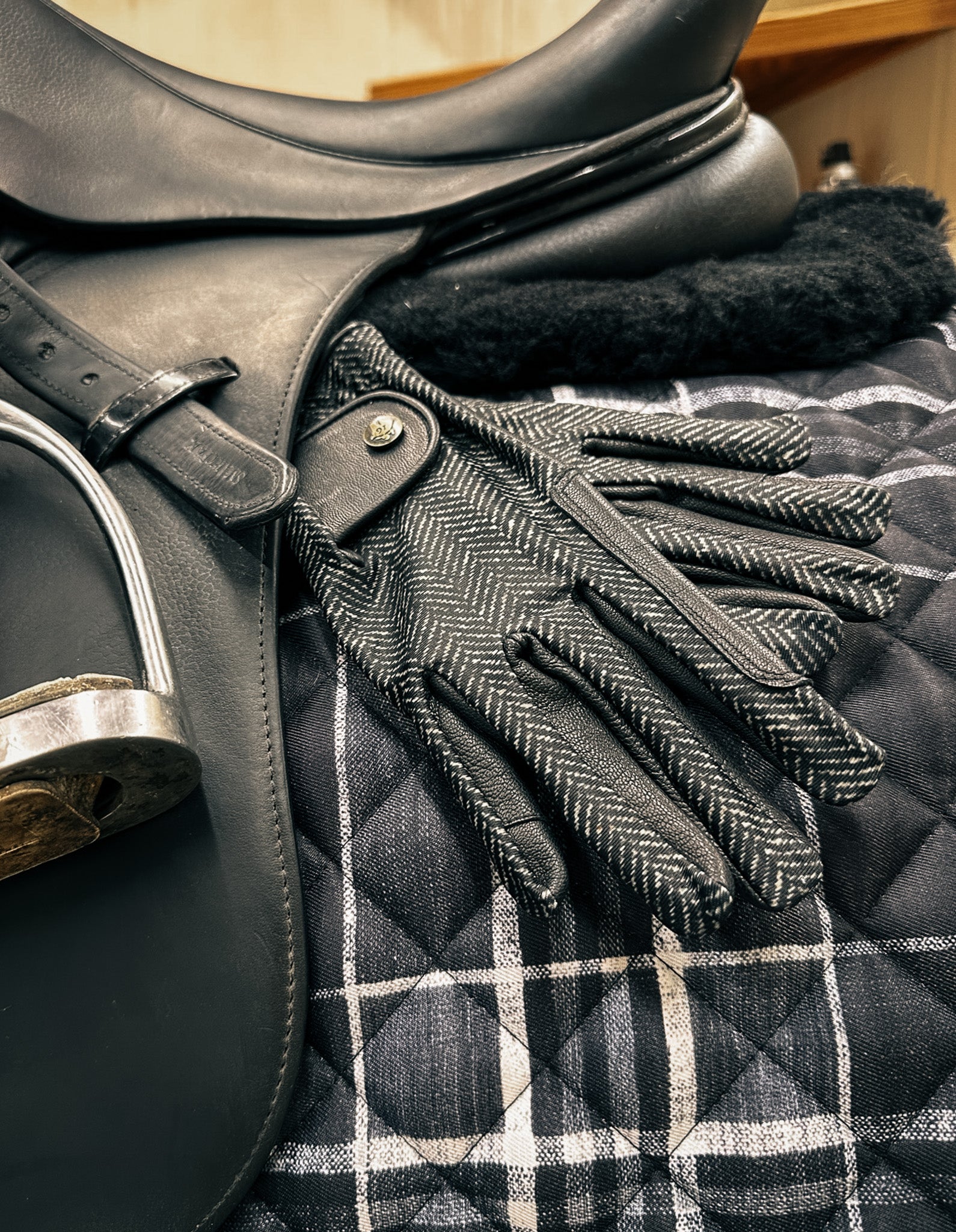 16C Black Herringbone Gloves